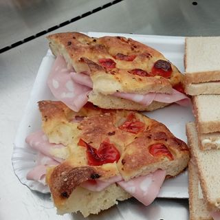 Focaccia farcita con prosciutto crudo e mozzarella