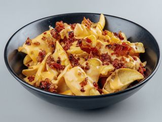 Patatine cheddar fuso e bacon