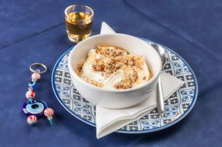 Coppa di yogurt greco con miele e noci