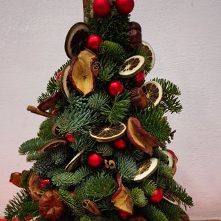 albero natalizio con accessori naturali