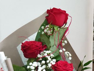 3 rose rosse