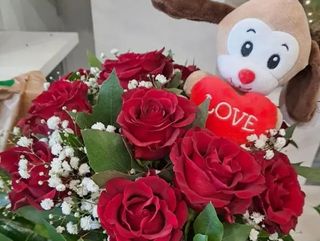 7 rose rosse con peluche