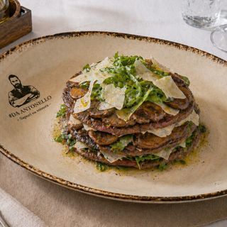 Millefoglie di manzo con porcini rucola e grana