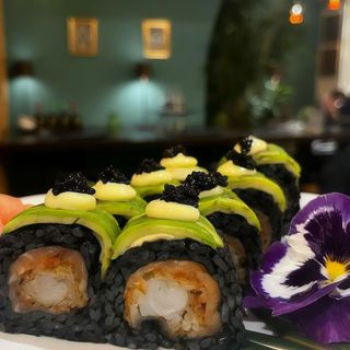 Uramaki special black squid