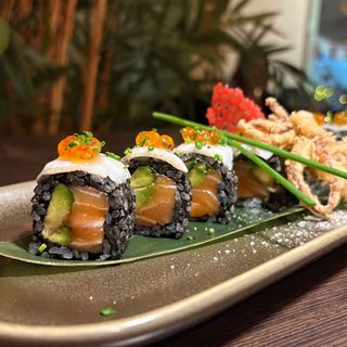 Uramaki special black squid