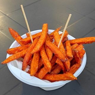 Vaschetta media con patatine dolci fritte