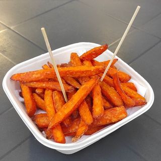 Vaschetta grande con patatine dolci fritte