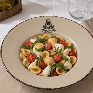 Orecchiette tricolore con pomodoro bufala di campana e rucola