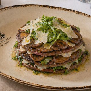 Millefoglie di manzo funghi rucola e grana