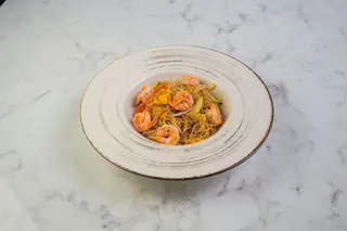 Spaghetti di riso gamberi e verdure