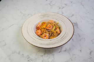 Spaghetti di riso gamberi e verdure