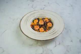 Yaki soba con gamberi e verdure