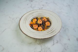 Yaki soba con gamberi e verdure