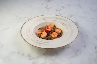Spaghetti di soia con gamberi, verdure, tobiko e piccante