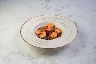 Spaghetti di soia con gamberi, verdure, tobiko e piccante