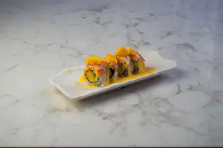 Uramaki mango roll