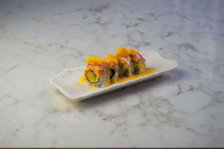 Uramaki mango roll