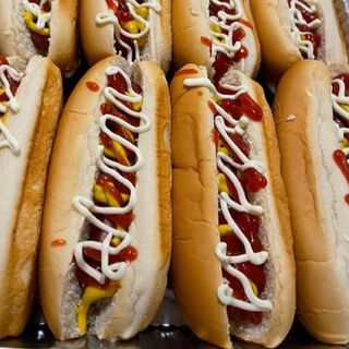 Hot dog cheddar cetriolini ketchup e maionese 