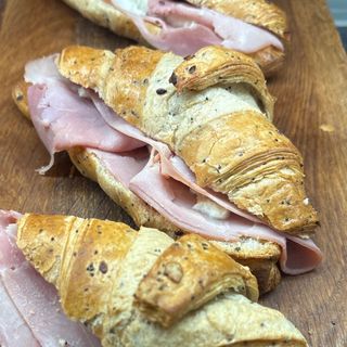 Cornetto salato con prosciutto cotto e mozzarella 