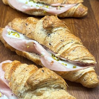 Cornetto salato con mortadella stracciata di bufala e granella di pistacchio 