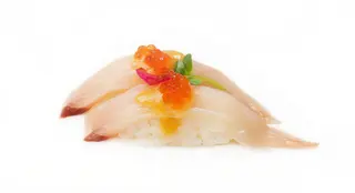 53 Hamachi ricciola, tobiko, salsa yuzu