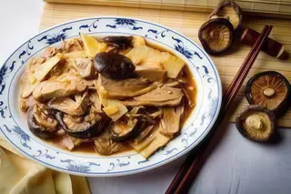 Anatra con bambù e funghi