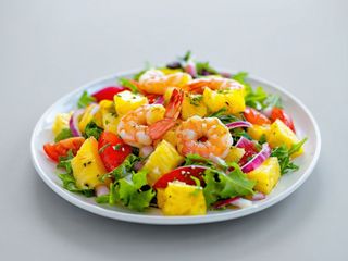 Insalata con ananas e gamberi