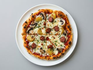 Pizza patate, porcini e salsiccia