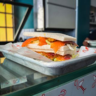 Tramezzino con salmone affumicato, lattuga e filetti d'arancia