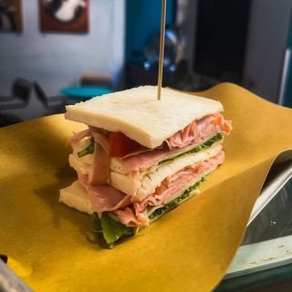 Tramezzino con prosciutto arrosto toscano e caprino