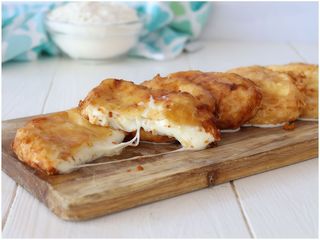 Provola affumicata pastellata con miele e pistacchio