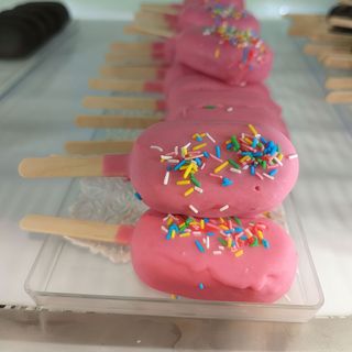 Mini stecco gelato Fragola (copertura cioccolato rosa e zuccherini)
