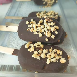 Mini stecco Bacio di Giada (copertura ciocc. fond. e granelle di nocciola)