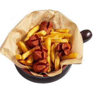 Piatto würstel e patatine