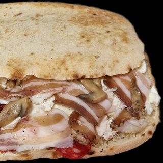 Panuozzo Franco's metà + Bevanda lattina + patatine fritte piccole