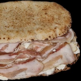 Panuozzo pancetta metà + Bevanda lattina + patatine fritte piccole