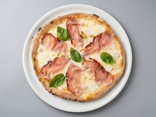 Pizza provola e speck