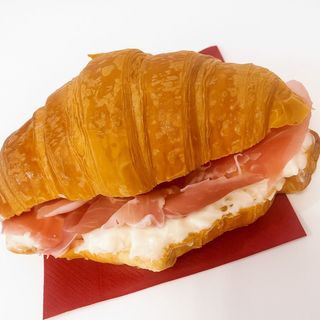 Brioche Salata con Crudo e Squacquerone