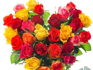 Composizione a forma di cuore con rose colorate