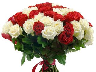Composizione di rose bianche e rosse