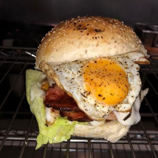 Hamburger bacon e uovo