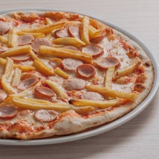 Pizza ai wurstel e patatine 