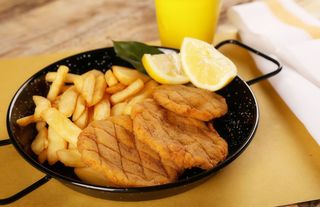 Cotoletta alla milanese di vitello con patatine fritte