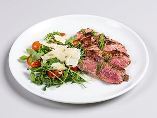 Tagliata di fassone con rucola, pomodorini e scaglie di grana