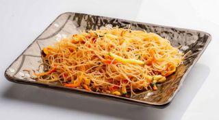 Spaghetti di riso con pollo