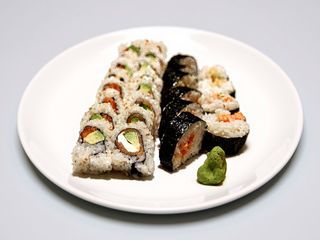 Uramaki salmone e avocado