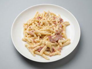 Strozzapreti panna e speck