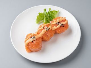 30. Gunkan spicy salmone