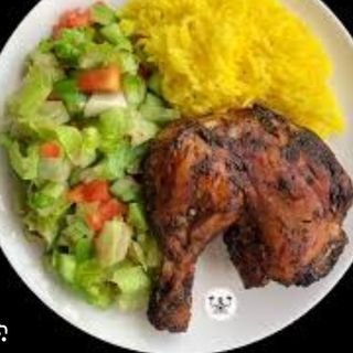 Piatto di pollo al forno con patate e riso