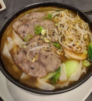 Noodles in brodo con fettine di vitello